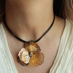 Collar Bloom